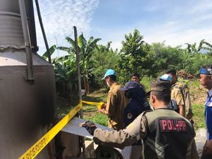 Dinas LH Bogor Segel Alat Pembakaran Ilegal Pabrik di Gunung Putri