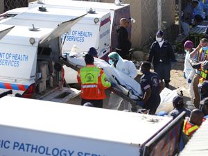 Foto-foto Evakuasi 21 Remaja yang Tewas Misterius di Bar Afsel