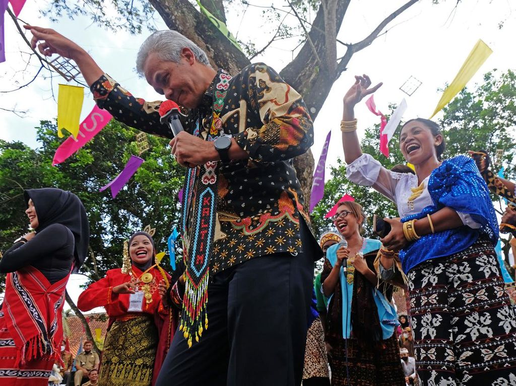 Tarian Ganjar Tandai Pembukaan Borobudur Student Festival Tarian Ganjar Tandai Pembukaan Borobudur Student Festival