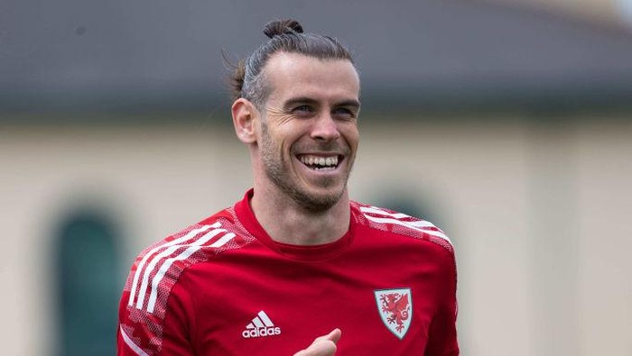 HENSOL, WALES - JUNE 13  Gareth Bales laughs whilst warming up during the Wales Training Session at The Vale Resort on June 13, 2022 in Hensol, Wales. (Photo by Athena Pictures/Getty Images)