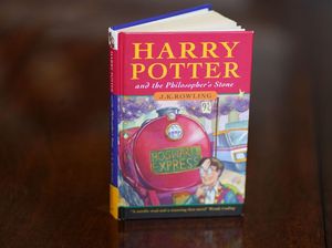 Momen Pertama JK Rowling Lihat Buku Harry Potter Ada di Toko Buku