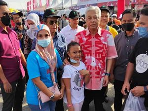 Gaya PM Malaysia Dikritik, Pakai Kemeja Burberry Rp 23 Juta saat Temu Rakyat Gaya PM Malaysia Dikritik, Pakai Kemeja Burberry Rp 23 Juta saat Temu Rakyat