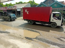 Dilewati Bus-Truk Imbas Pantura Macet, Jalan Alternatif Jakenan Pati Rusak