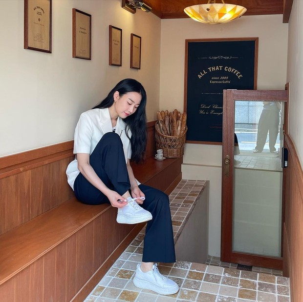 Jang Hee Ryung/ Foto: Instagram/hehehe0 Jang Hee Ryung OOTD Nama Sneaker