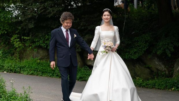 Jang Nara dan sang Ayah ketika menuju altar