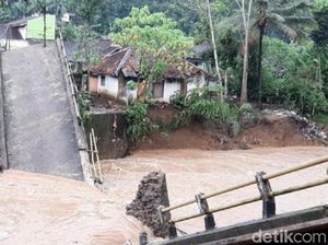 Warga Meradang Jembatan Darurat di Cikatomas Kerap Dilanda Banjir