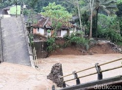 Warga Meradang Jembatan Darurat di Cikatomas Kerap Dilanda Banjir