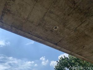 Bocor di Jembatan Layang KA di Metropole Belum Kunjung Ditambal