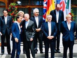 Momen Jokowi Dirangkul Presiden AS di Sela Pertemuan KTT G7