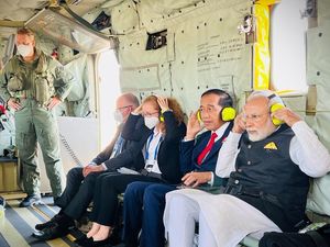 Jokowi Bareng PM India Naik Helikopter ke Lokasi KTT G7 Jokowi Bareng PM India Naik Helikopter ke Lokasi KTT G7