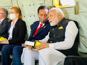 Potret Jokowi Sebelahan dengan Modi Naik Heli ke Pegunungan Alpen Potret Jokowi Sebelahan dengan Modi Naik Heli ke Pegunungan Alpen