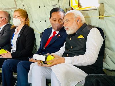Potret Jokowi Sebelahan dengan Modi Naik Heli ke Pegunungan Alpen