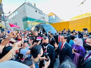 Tiba di Jerman, Jokowi Disambut Warga Indonesia dan Sebuket Kembang Tiba di Jerman, Jokowi Disambut Warga Indonesia dan Sebuket Kembang