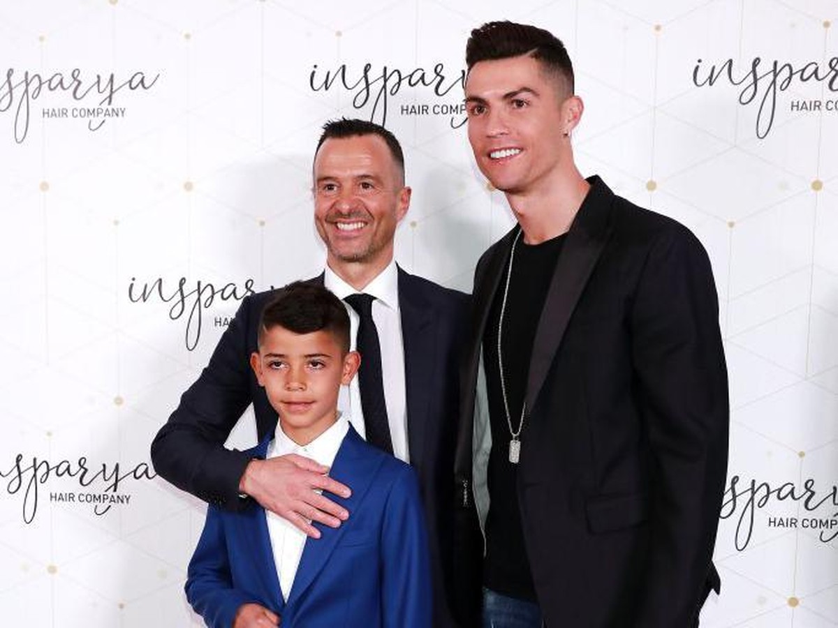 Mendes (kiri belakang) bersama Ronaldo dan anaknya. Foto: Europa Press via Getty Images/Europa Press Entertainment