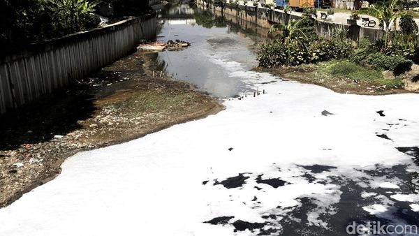 Kali di Jalan Krapu Ancol Dipenuhi Limbah Busa, Begini Kondisinya