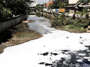 Kali di Jalan Krapu Ancol Dipenuhi Limbah Busa, Begini Kondisinya
