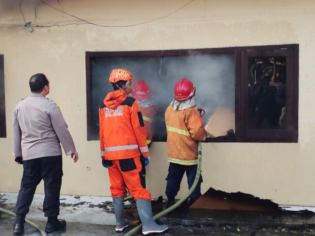 Kantor Polres Kediri Kota Terbakar, Diduga Akibat Korsleting Kantor Polres Kediri Kota Terbakar, Diduga Akibat Korsleting