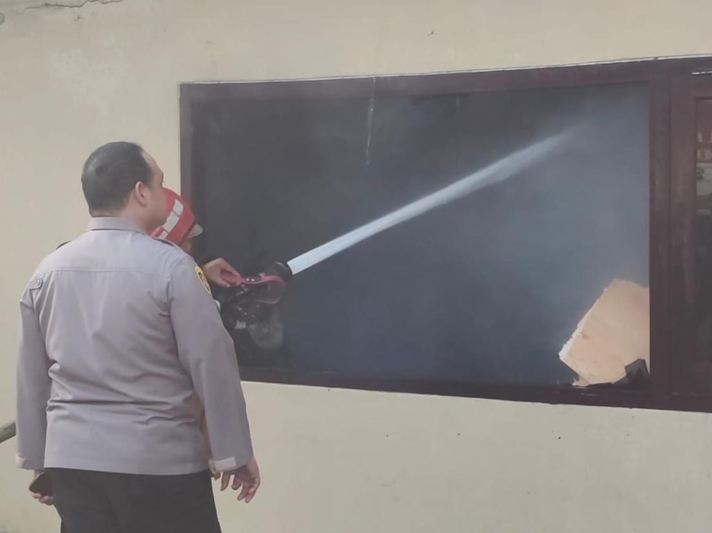 Sumber Api yang Bakar Polres Kediri Kota Diduga dari Ruang Sabhara Sumber Api yang Bakar Polres Kediri Kota Diduga dari Ruang Sabhara