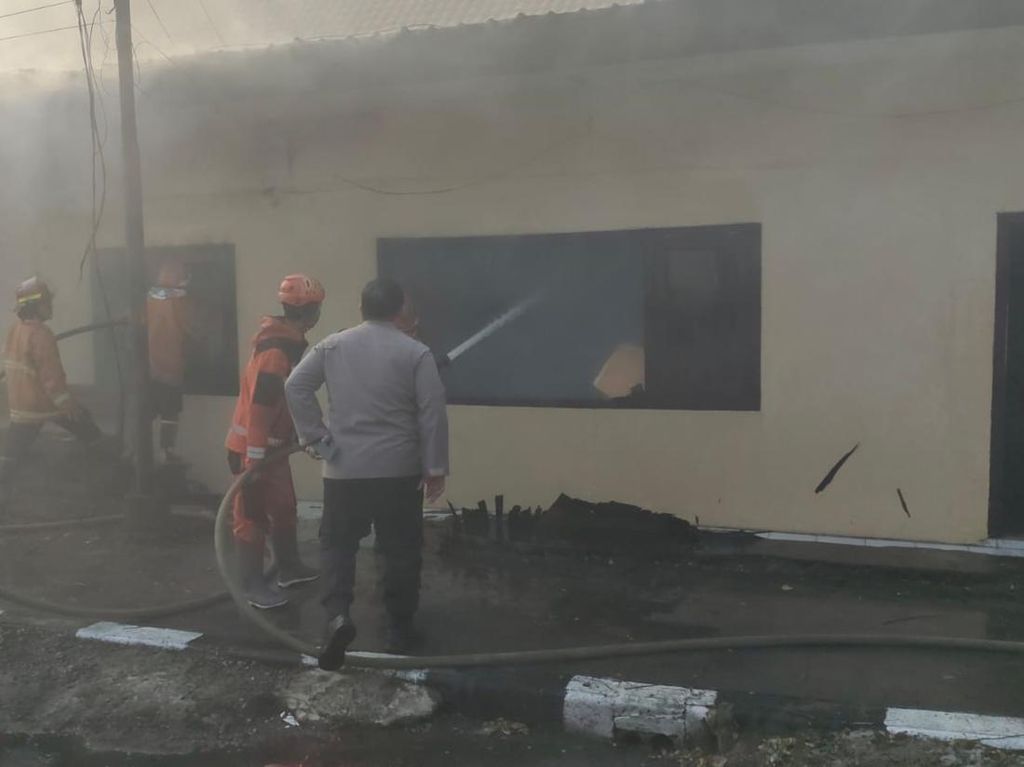 Polisi Sebut Kebakaran Polres Kediri Kota Diduga Karena Korsleting Polisi Sebut Kebakaran Polres Kediri Kota Diduga Karena Korsleting