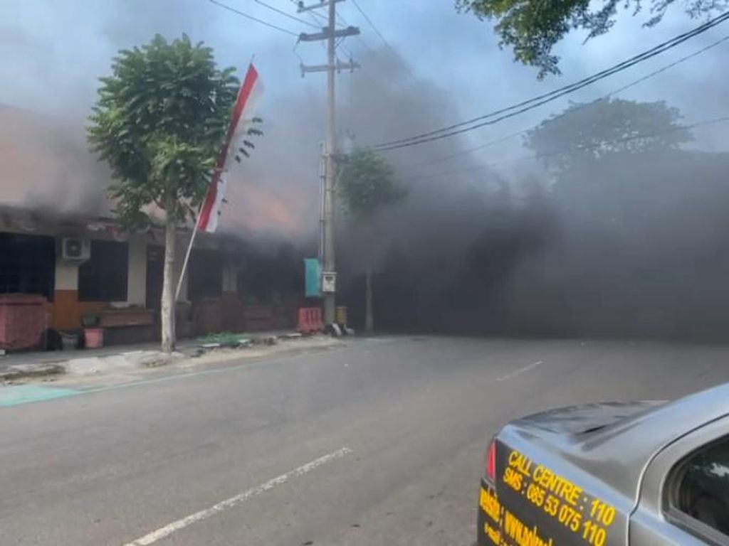 Polres Kediri Kota Terbakar, 4 Mobil PMK Dikerahkan