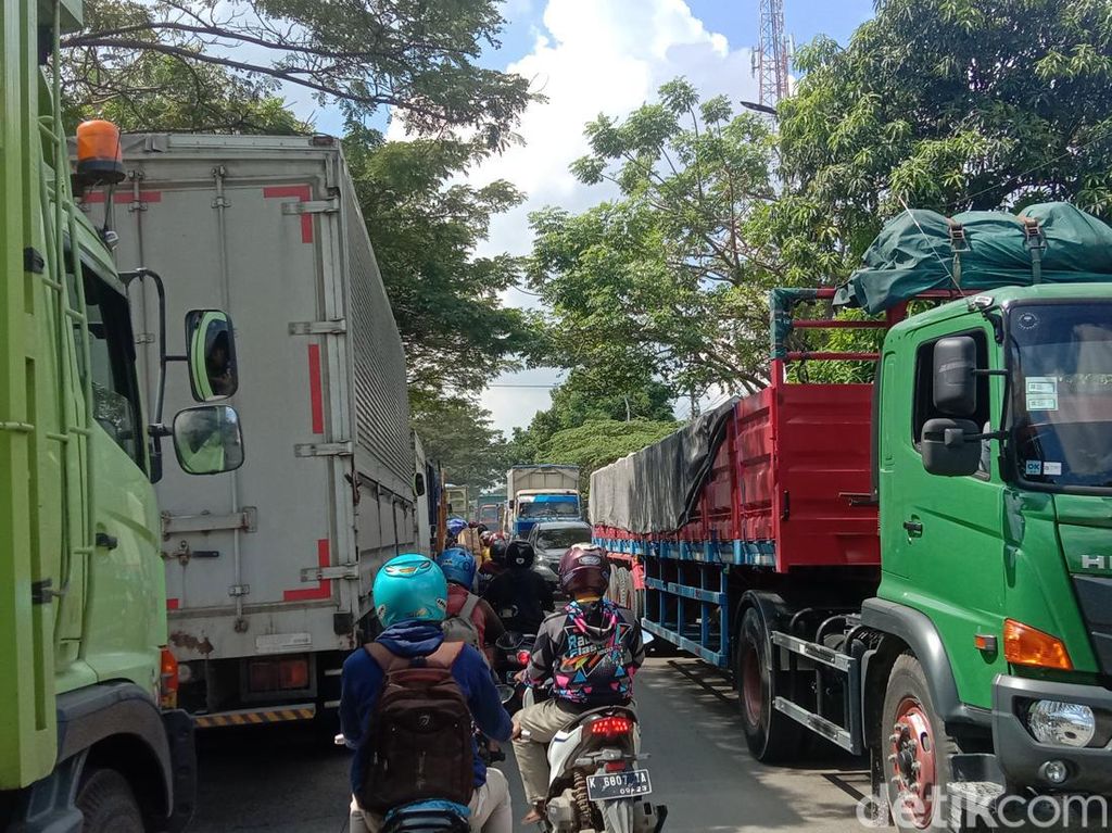 Curhatan Sopir Terjebak Macet di Jalan Pantura Pati-Rembang