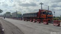Antrean Mengular Kendaraan Terjebak Macet di Jalur Pantura Pati
