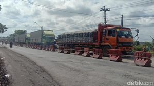 Antrean Mengular Kendaraan Terjebak Macet di Jalur Pantura Pati