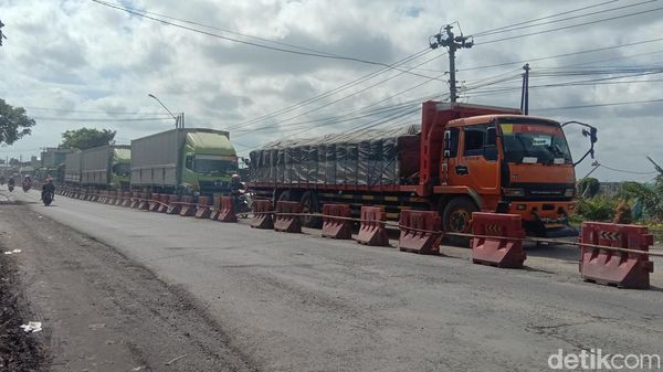 Antrean Mengular Kendaraan Terjebak Macet di Jalur Pantura Pati