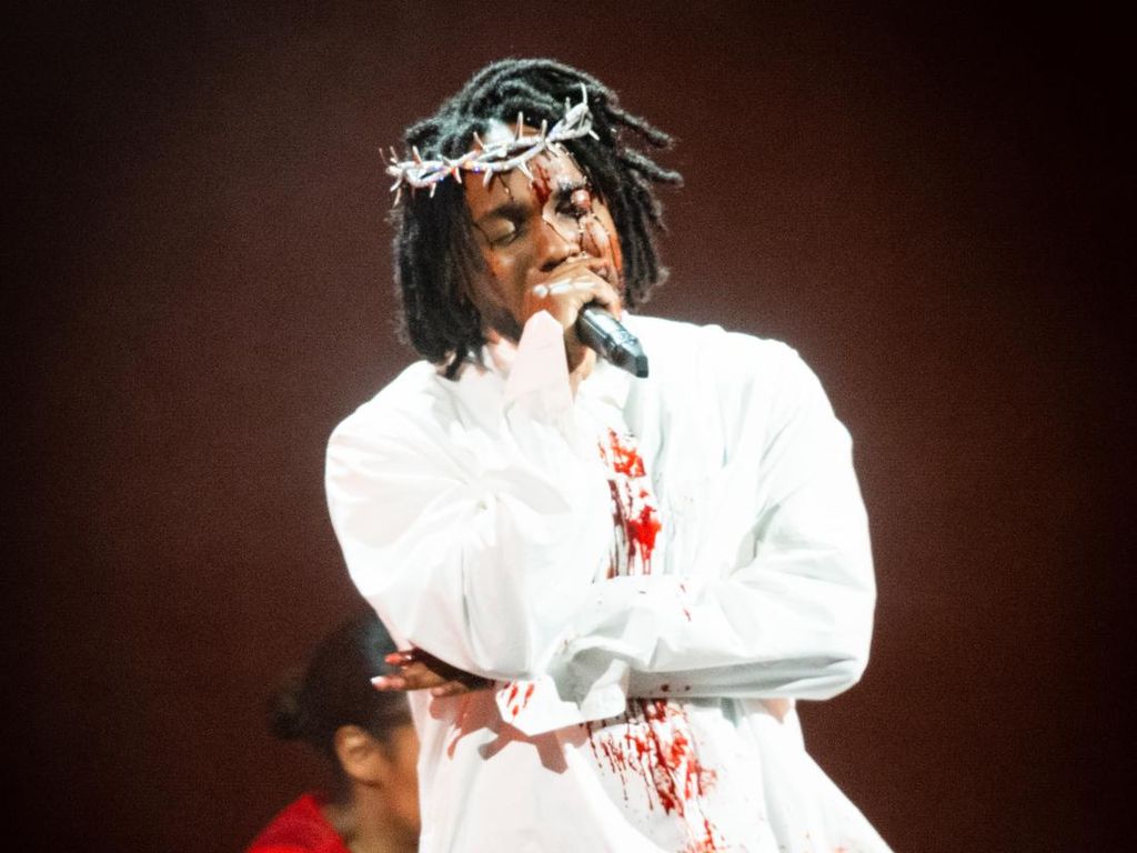 Aksi Kendrick Lamar di Glastonbury Disorot, Pakai Mahkota Duri 8.000 Berlian Aksi Kendrick Lamar di Glastonbury Disorot, Pakai Mahkota Duri 8.000 Berlian