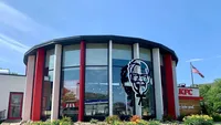 10 Potret Sudut Gerai KFC Terindah yang Berupa Bekas Gedung Bank