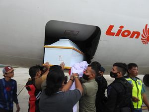 Jenazah Komandan Brimob Gugur di Parimo Diterbangkan-Dikebumikan di Bogor Jenazah Komandan Brimob Gugur di Parimo Diterbangkan-Dikebumikan di Bogor