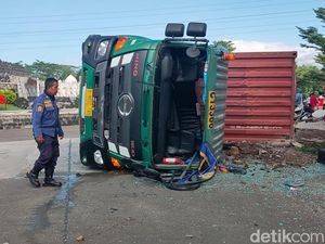 Diduga Rem Blong, Truk Trailer Tabrak Mobil hingga Terguling di Boyolali