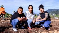 7 Momen Krisdayanti & Anaknya Panen Kentang Bareng Petani, Gayanya Disorot