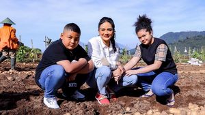 7 Momen Krisdayanti & Anaknya Panen Kentang Bareng Petani, Gayanya Disorot