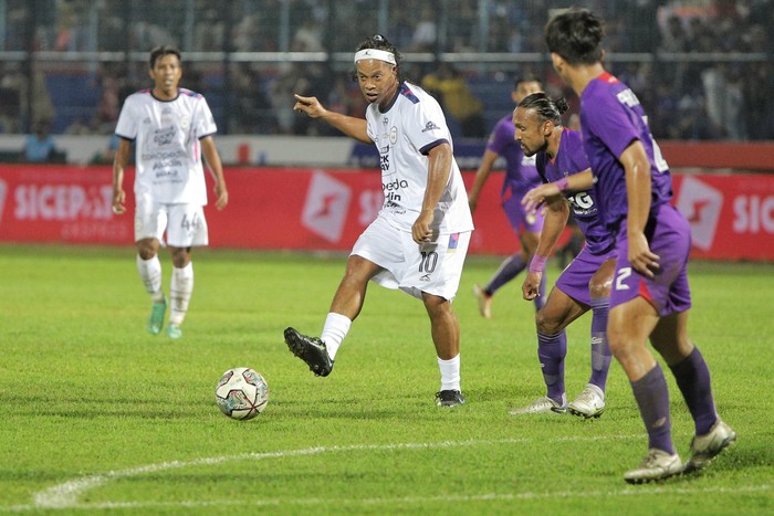 Ronaldinho tampil dalam duel RANS Nusantara melawan Persik Kediri di ajang Trofeo Ronaldinho pada Minggu (26/6) malam. Legenda Brasil itu bermain membela RANS.