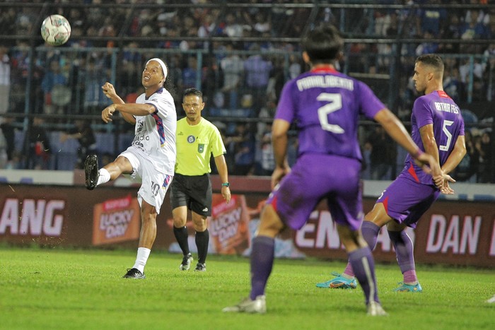 Ronaldinho tampil dalam duel RANS Nusantara melawan Persik Kediri di ajang Trofeo Ronaldinho pada Minggu (26/6) malam. Legenda Brasil itu bermain membela RANS.