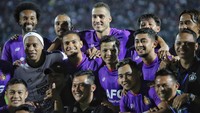 Ronaldinho (kiri) erfoto dengan para pemain Persik Kediri seusai pertandingan Trofeo Ronaldinho di Stadion Kanjuruhan, Malang, Jawa Timur, Minggu (26/6/2022).