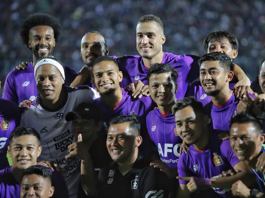 Persik Kediri, Ronaldinho, dan Trofi yang Dikembalikan Persik Kediri, Ronaldinho, dan Trofi yang Dikembalikan