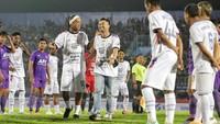 Legenda sepakbola Brasil Ronaldinho (tengah) berjalan dengan Chairman RANS Nusantara FC Raffi Ahmad saat membuka pertandingan Trofeo Ronaldinho di Stadion Kanjuruhan, Malang, Jawa Timur, Minggu (26/6/2022).