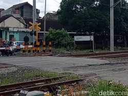 Ngeri Lur! Bentor Berpenumpang Nyaris Terhantam KA di Klaten Terekam Kamera