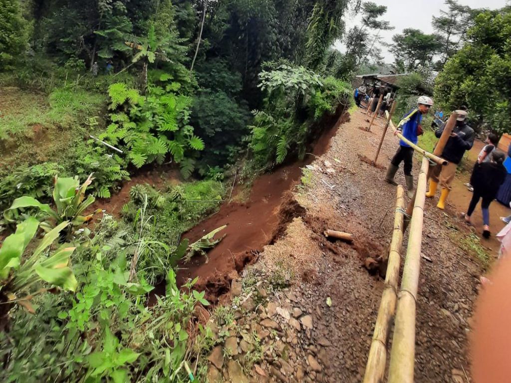 Tebing 20 Meter Longsor, Jalan Penghubung 2 Desa di KBB Terputus