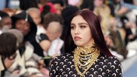 Aksi Lourdes Leon, Putri Madonna Pakai Baju Ketat di Fashion Show Paris