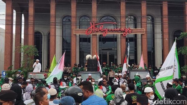 Aksi Massa Geruduk Holywings Jogja di Jalan Magelang