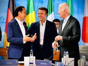Momen Hangat Jokowi Bareng Joe Biden dan Emmanuel Macron Momen Hangat Jokowi Bareng Joe Biden dan Emmanuel Macron
