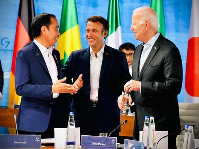 Momen Hangat Jokowi Bareng Joe Biden dan Emmanuel Macron