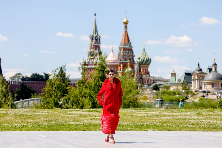 Showing moscow. Райся апа Москва.