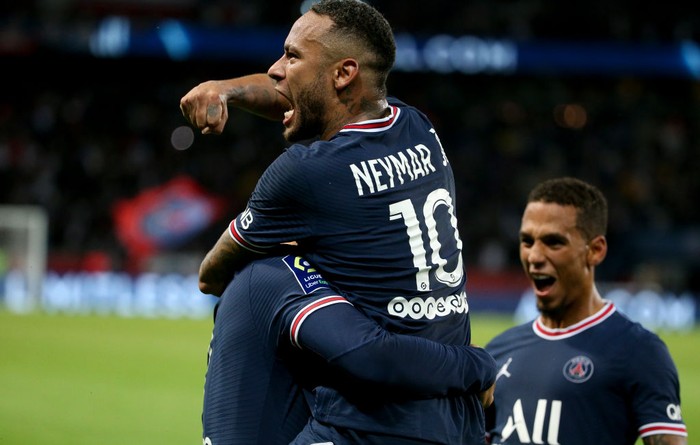 PARIS, FRANCE - SEPTEMBER 19: Mauro Icardi of PSG celebrates his winning goal with Neymar Jr during the Ligue 1 Uber Eats match between Paris Saint-Germain (PSG) and Olympique Lyonnais (OL) at Parc des Princes stadium on September 19, 2021 in Paris, France. (Photo by John Berry/Getty Images)