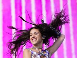 8 Gaya Seksi Olivia Rodrigo di Glastonbury 2022, Protes Pelarangan Aborsi