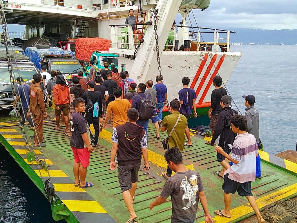 KMP Nusa Dua Kandas karena Mati Mesin Dievakuasi Setelah 24 Jam