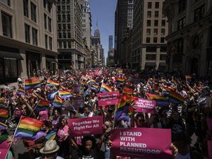 Kembang Api Dikira Tembakan, Peserta Parade LGBT di AS Berlarian Panik Kembang Api Dikira Tembakan, Peserta Parade LGBT di AS Berlarian Panik